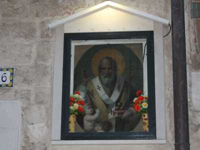 L'edicola che custodisce uno dei pi� bei dipinti di san Nicola, ideata da Vito Dentamaro e collocata in vico II San Francesco della Scarpa